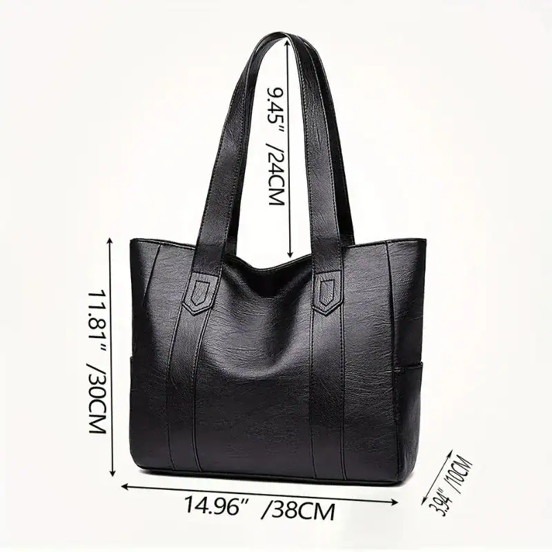 Svart tote bag med mått, läderliknande material och praktisk design.
