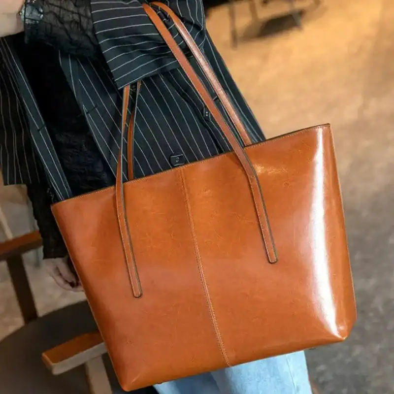 Svart tote shoppingväska i läder, stor och stilren för vardaglig användning.
