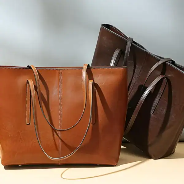 Svart tote shoppingväska i läder, stor kapacitet och stilren design.