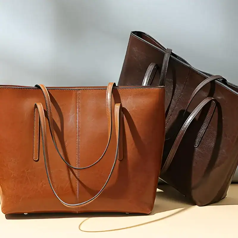 Svart tote shoppingväska i läder, stor kapacitet och stilren design.