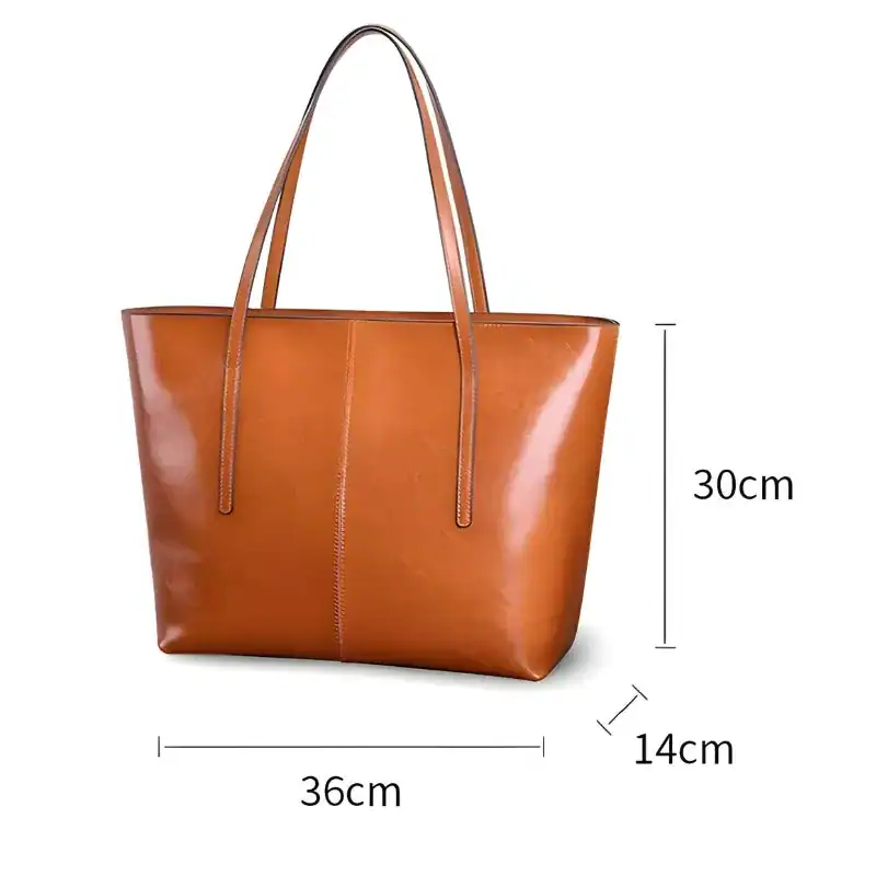 Svart tote shoppingväska i läder, storlek 36x30x14 cm.
