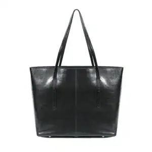 Svart tote shoppingväska med långt handtag, läderliknande material.