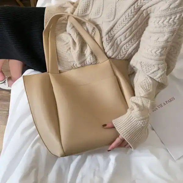 Svart tygshoppingväska i beige, stor handväska med två handtag för shopping och vardag.