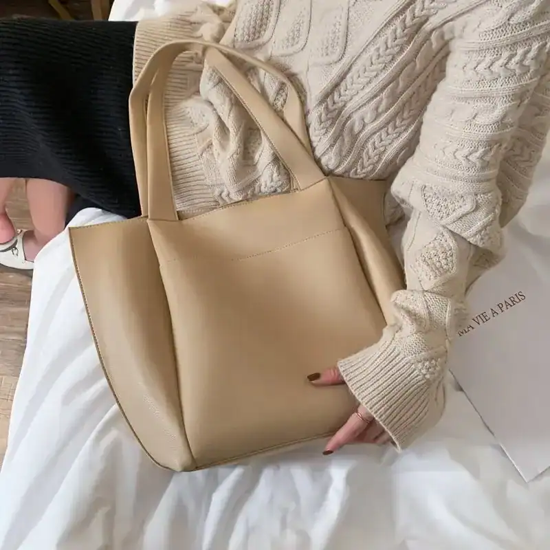 Svart tygshoppingväska i beige, stor handväska med två handtag för shopping och vardag.