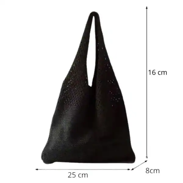 Svart tygväska triangel med mått 25x16x8 cm.