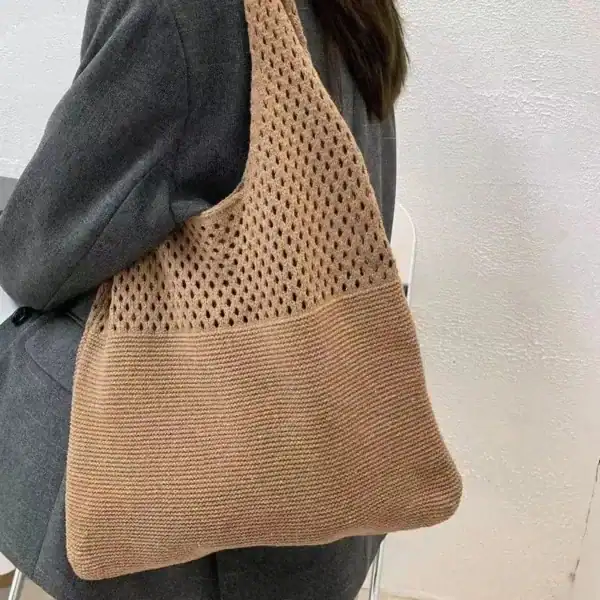Svart tygväska triangel, hållbara handväskor för kvinnor, textil axelväska med prickig detalj.