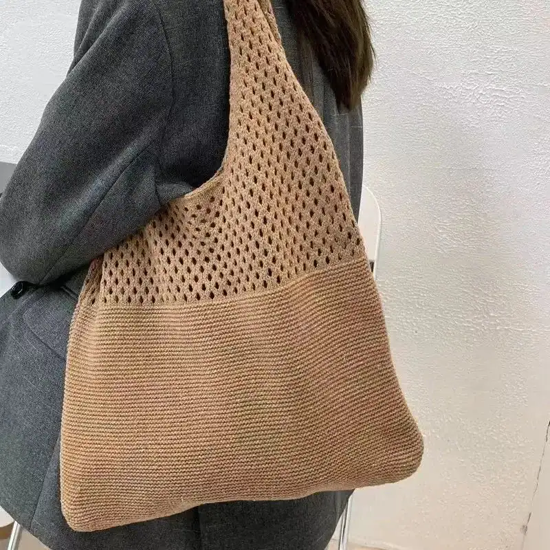 Svart tygväska triangel, hållbara handväskor för kvinnor, textil axelväska med prickig detalj.