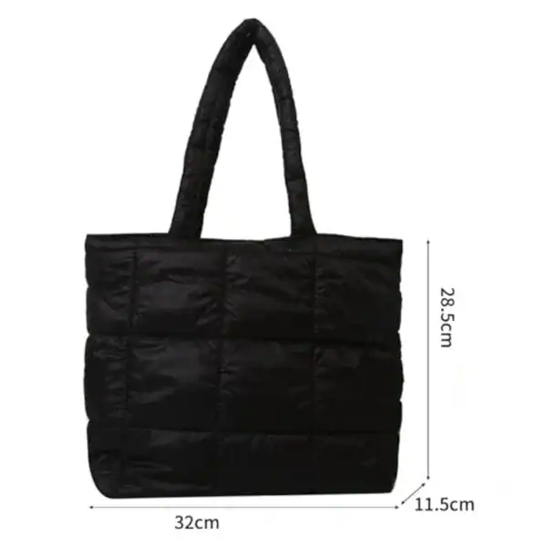 Svart vadderad shoppingväska med mått 32x28,5x11,5 cm.