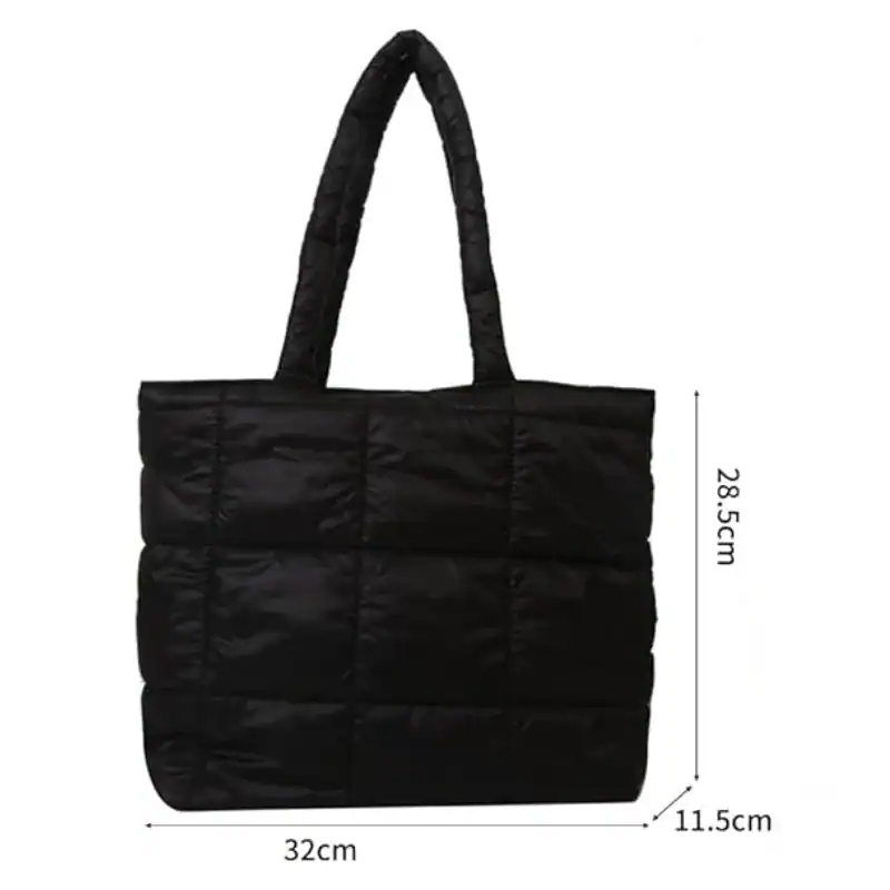 Svart vadderad shoppingväska med mått 32x28,5x11,5 cm.