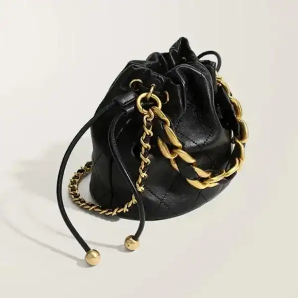 Svart väska med guldkedja och dragkedja, mini bucket bag.