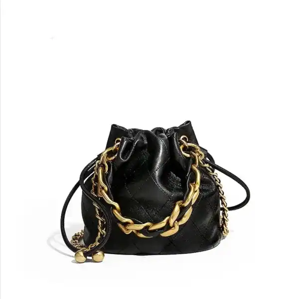 Svart väska med guldkedja och quiltad yta, trendig bucket bag.