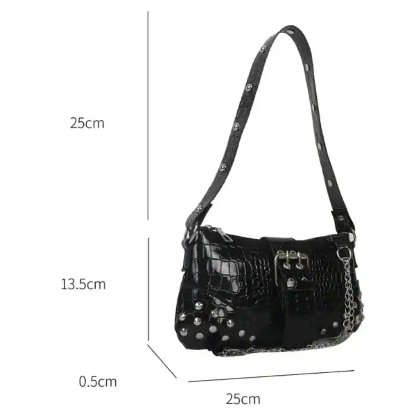 Svart väska med nitar, krokodilsmönster, axelväska, modeväska, studded handväska.