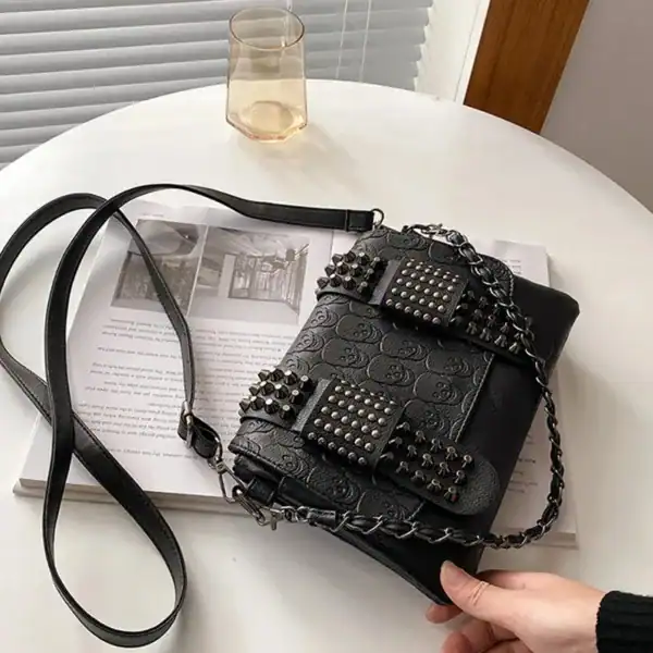 Svart axelväska med nitar och dödskalle, studded handväska med kedja.