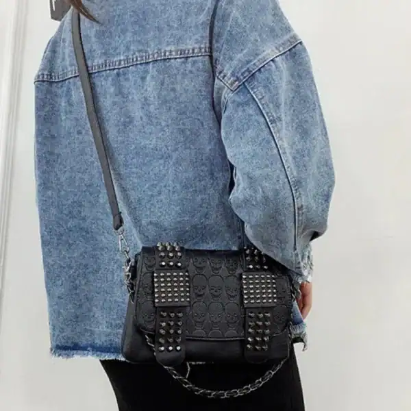 Svart Axelväska med nitar och dödskalle, studded väska i läder.