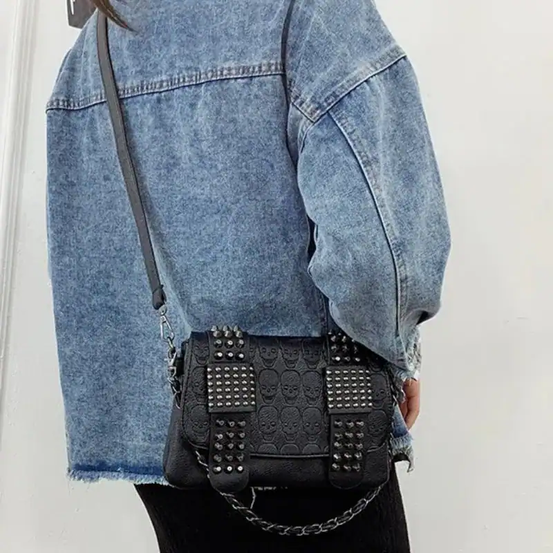 Svart Axelväska med nitar och dödskalle, studded väska i läder.