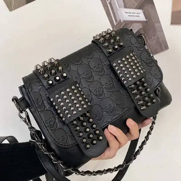 Svart Axelväska med nitar och dödskalle, studded skulldesign, modeväska.