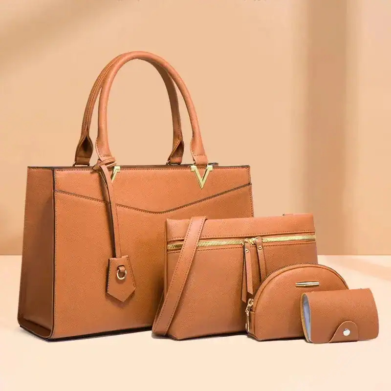 Svart väskset fyra delar, elegant handväskor och tillbehör i samma design.