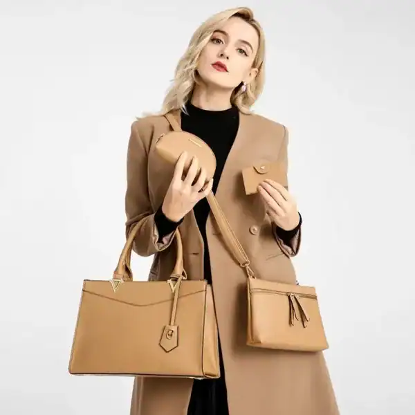 Svart väskset fyra delar, elegant damväskor i beige, handväska, axelväska och plånbok.