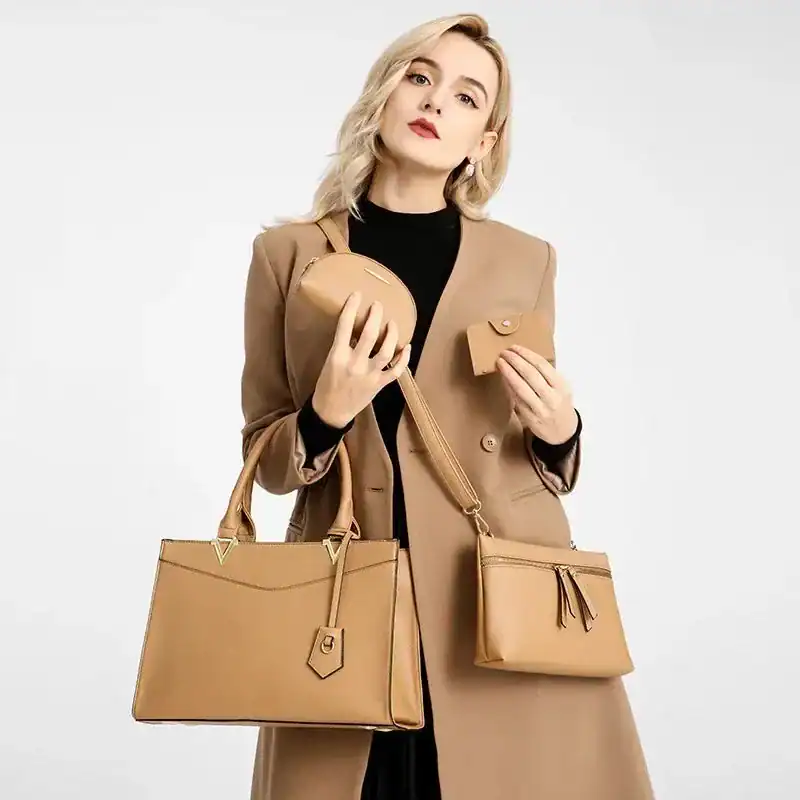 Svart väskset fyra delar, elegant damväskor i beige, handväska, axelväska och plånbok.