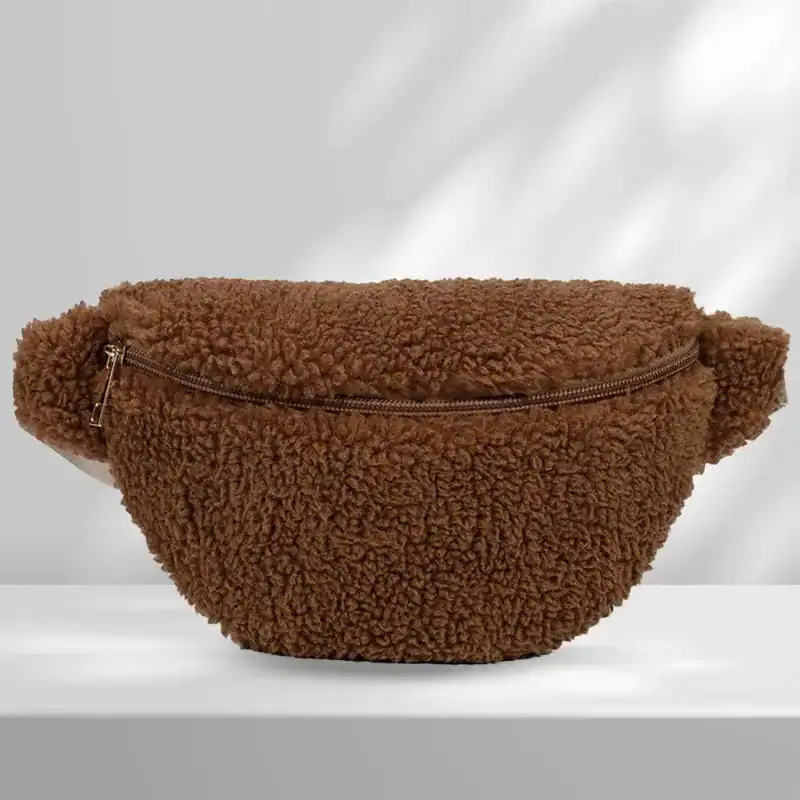 Teddy midjeväska i mjuk päls, brun färg med dragkedja.