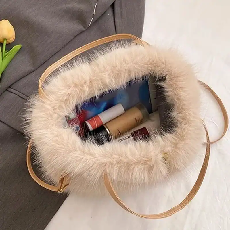 Teddy väska med pälskant och innehåll, modeaccessoarer för kvinnor.