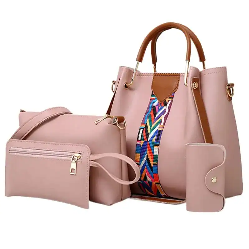 Trendig handväska i rosa med färgglad mönstrad axelrem och tillhörande accessoarer.