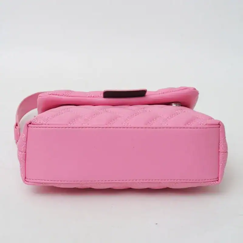 Turkos vadderad väska med kedja, rosa axelväska med quiltat mönster och svart detalj.