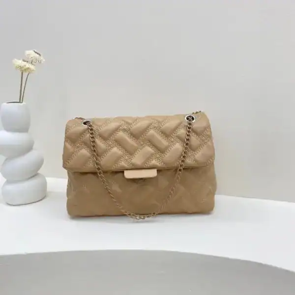 Turkos vadderad väska med kedja, eleganta axelväska i beige med quiltat mönster och silverkedja.