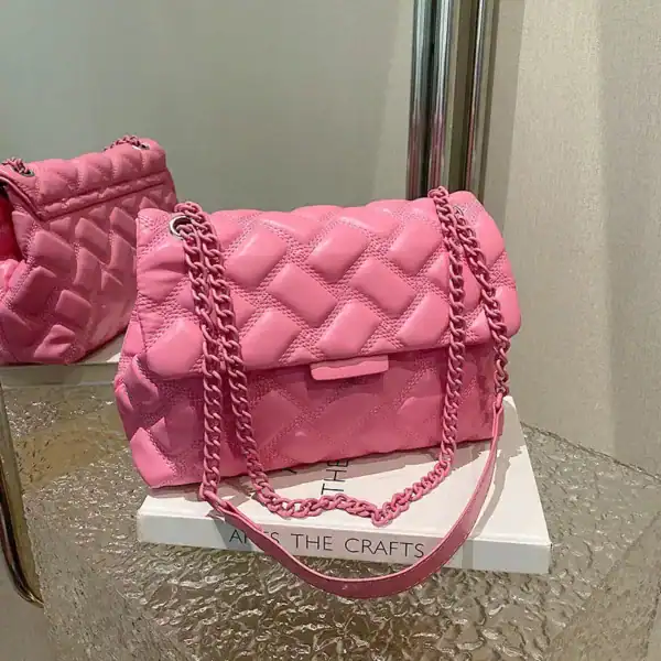 Turkos vadderad väska med kedja, rosa kvadratmönster, modehandväska.