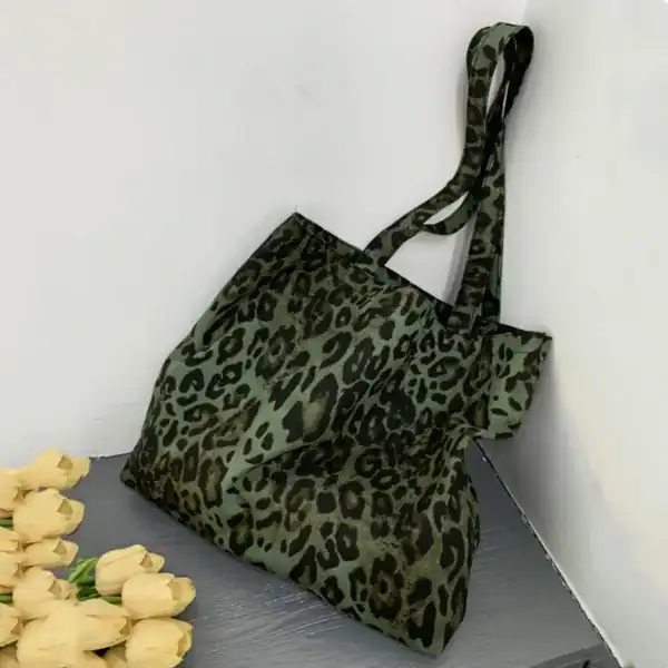 Grön axelväska med leopardmönster, trendiga handväskor för kvinnor.