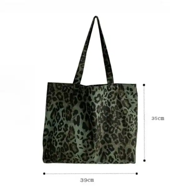 Grön Axelväska med leopardmönster, storlek 39x35 cm.