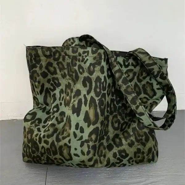 Grön Axelväska med leopardmönster, stor handväskas modell.