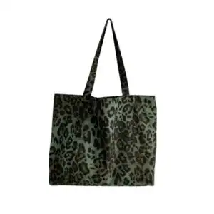 Grön Axelväska med leopardmönster, stor handväskas.