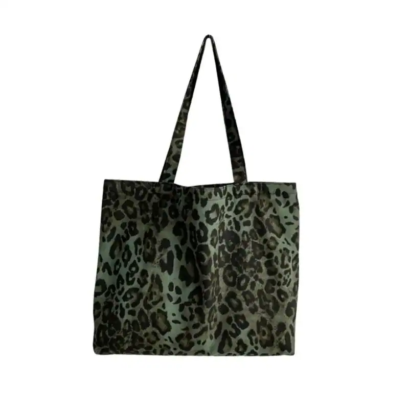 Grön Axelväska med leopardmönster, stor handväskas.