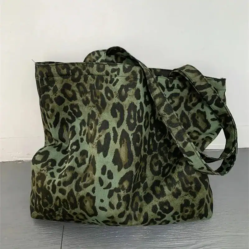 Grön Axelväska med leopardmönster, stor handväskas modell.