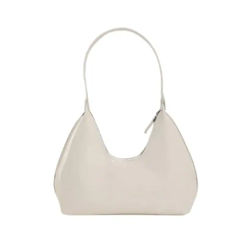 Vinröd lack hobo axelväska, glansigt läder, minimalistisk design.