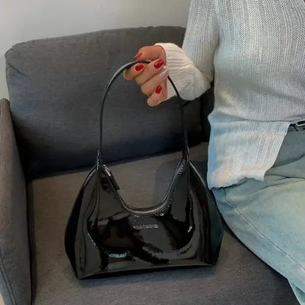 Vinröd lack hobo axelväska, glansig svart handväska med kort handtag.