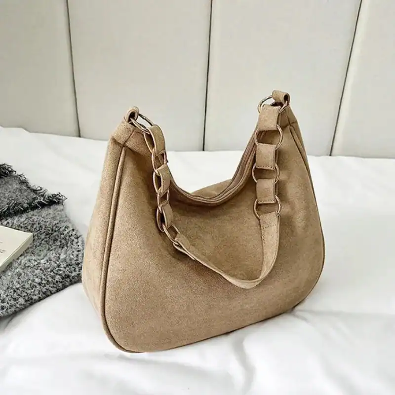Vinröd mockaväska med kedjehandtag, stilfull axelväska i beige.