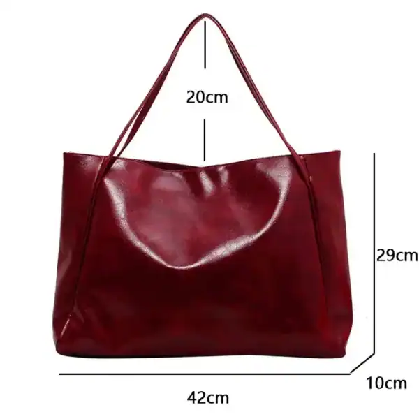 Vinröd shoppingväska med mått 42x29x10 cm, läderliknande material.