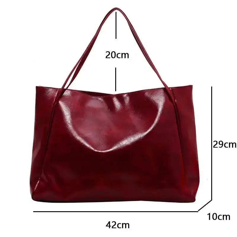 Vinröd shoppingväska med mått 42x29x10 cm, läderliknande material.
