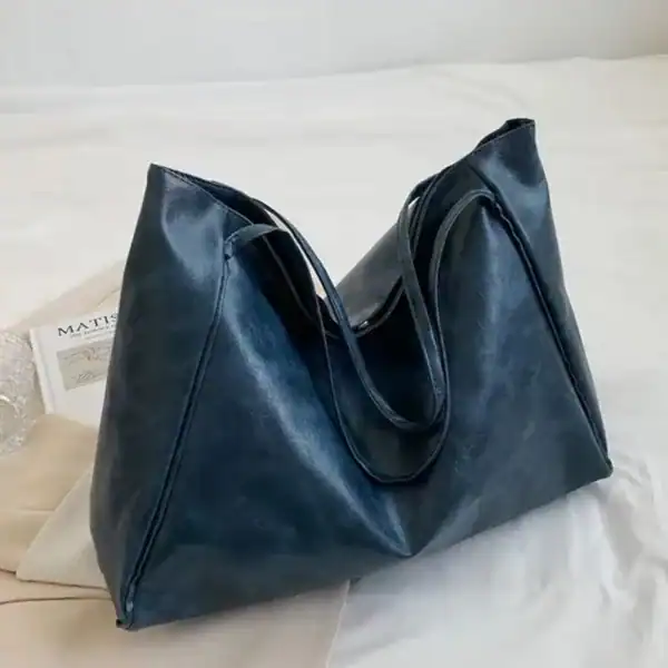 Vinröd shoppingväska i läderliknande material, stor och stilren axelväska för daglig användning.