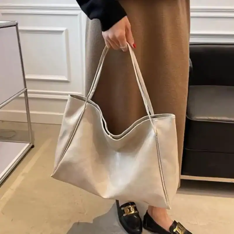 Vinröd shoppingväska i beige, stor handväska med långt handtag för daglig användning.