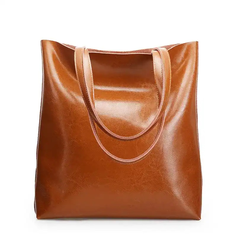 Vinröd tote bag i läder, storlek för daglig användning och shopping.