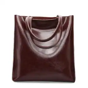 Vinröd läder tote bag med runt handtag och elegant design.