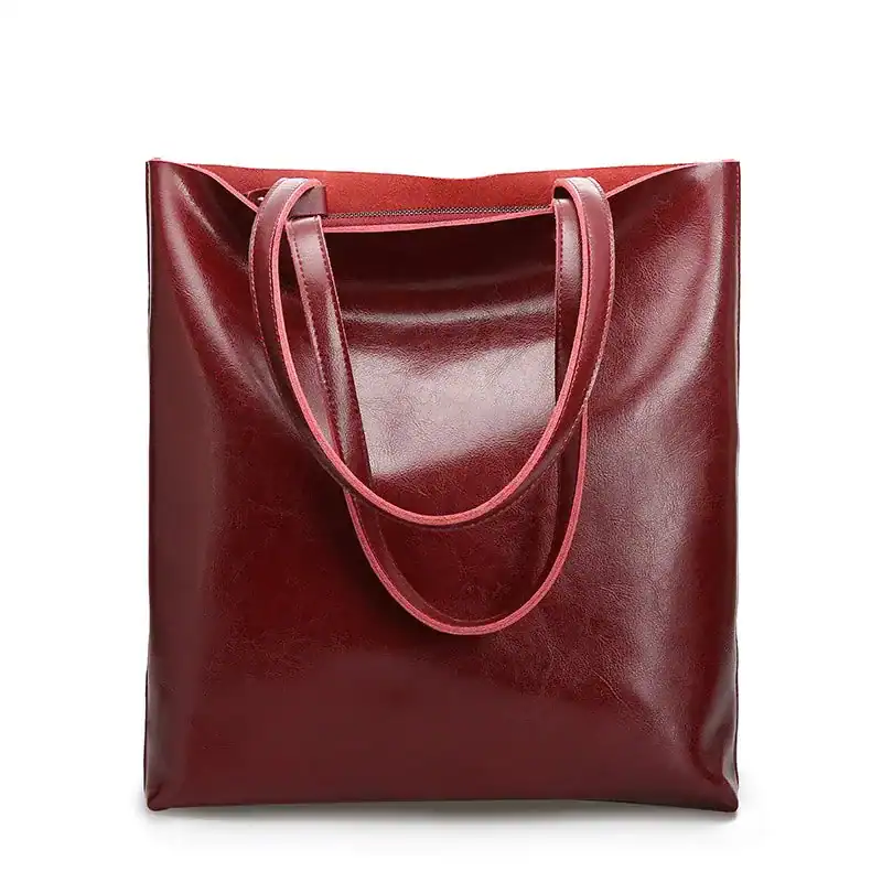 Vinröd läder totes väska med långt handtag och glansig yta.
