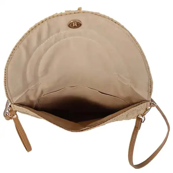 Virkad axelremsväska, innehåll och interiör, beige färg, praktiskt utrymme.