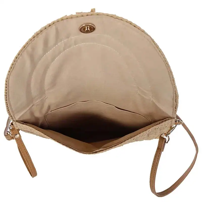 Virkad axelremsväska, innehåll och interiör, beige färg, praktiskt utrymme.