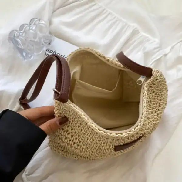 Virkad axelväska beige med bruna handtag, lätt och trendig för sommar.