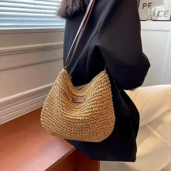 Virkad axelväska beige, handgjord väska med läderrem, trendig sommaraccessoar.