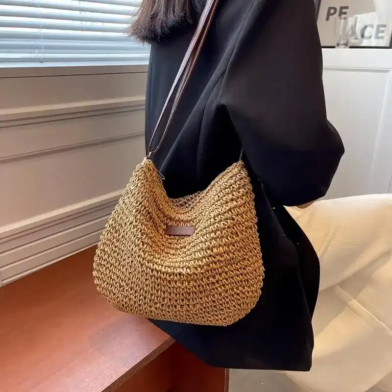 Virkad axelväska beige, handgjord väska med läderrem, trendig sommaraccessoar.